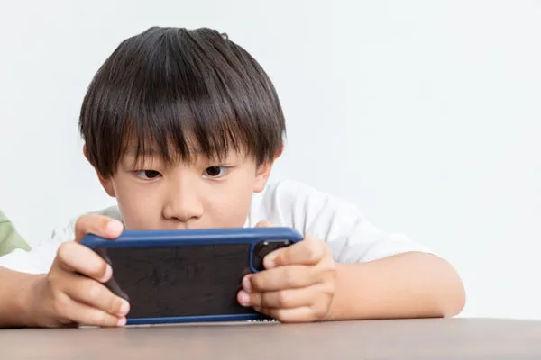 正しい姿勢が「噛む⼒」と「健やかな成⻑」の⼟台になります