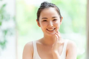 大人の歯列矯正にマウスピース矯正は適している？メリットとデメリットを解説